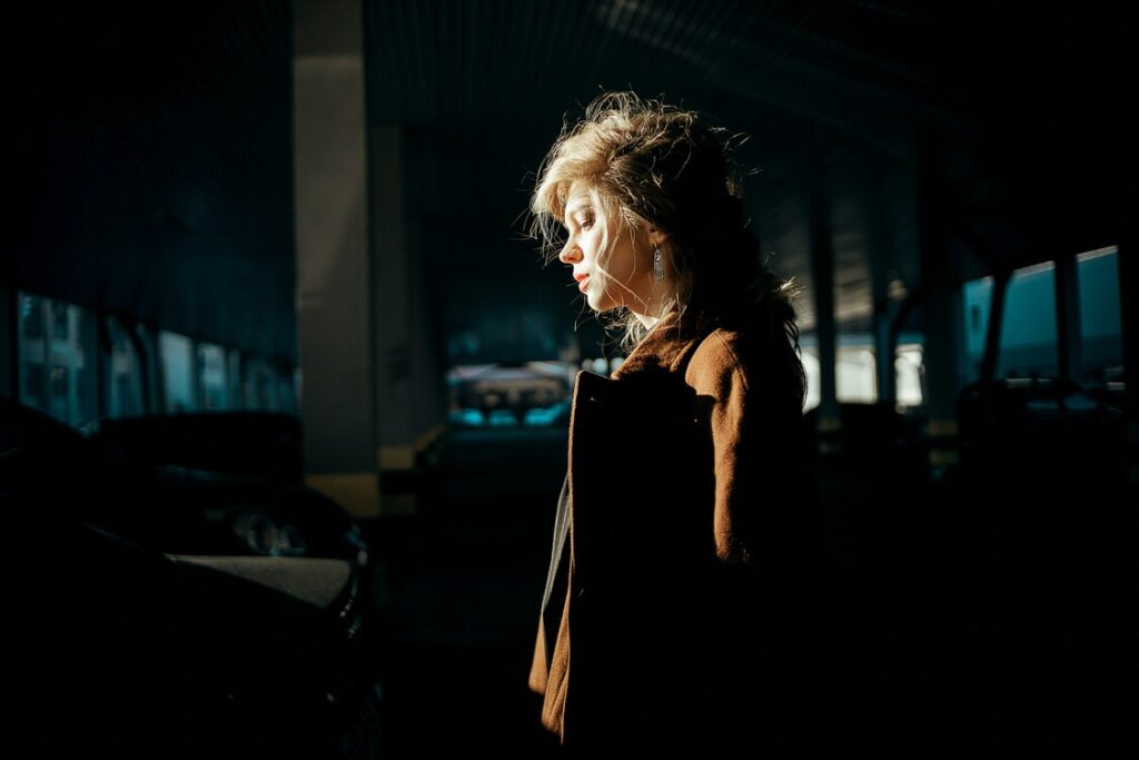 Imagem de mulher claramente sobrecarregada psicologicamente